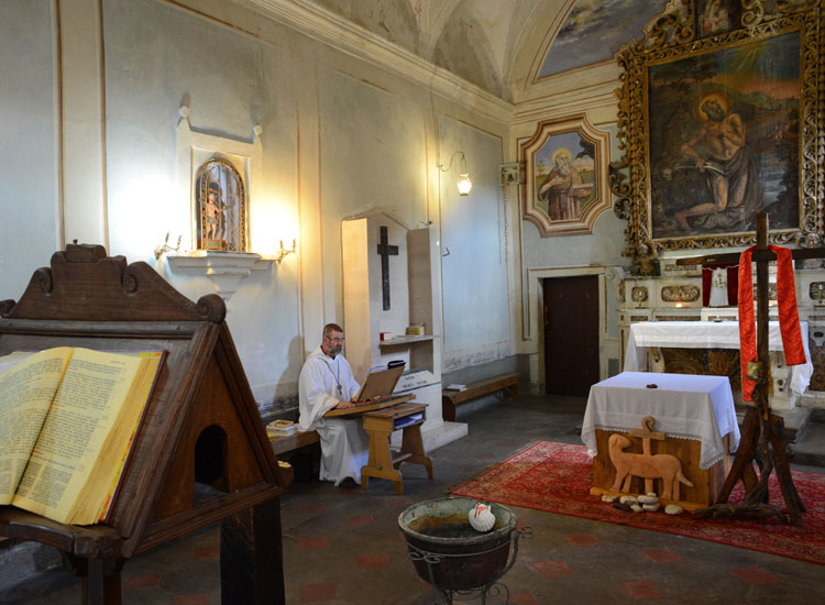 nella chiesa del monastero di Sant’Ilarione l’eremita francese Frédéric Vermorel intona inni sacri accompagnandoli alla cetra;